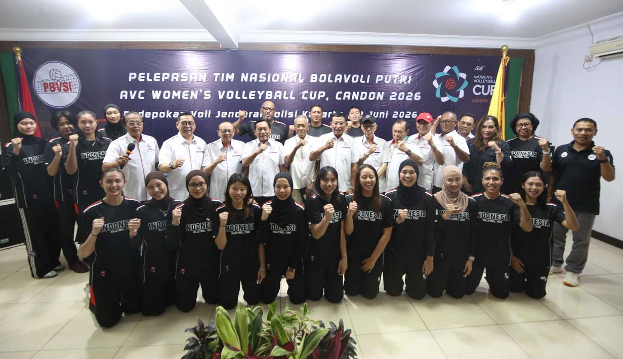 Pemain, official Timnas voli putri Indonesia, dan pengurus PP PBVSI berfoto bersama usai upacara pelepasan di Padepokan Voli Jenderal Polisi Kunarto, Sentul, Jawa Barat, Selasa (2/6/2026). (Bola.com/Abdul Aziz)