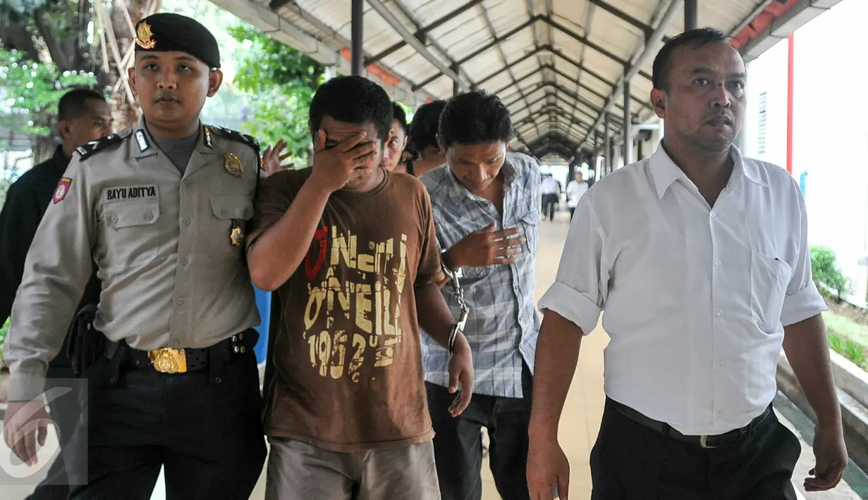 Petugas membawa sejumlah lelaki yang ikut diduga mengkonsumsi narkoba bersama Bupati Ogan Ilir, Ahmad Wazir Noviadi, Jakarta, Senin (14/3/2014). Hasil tes urine membuktikan Wazir dkk positif menggunakan narkoba. (Liputan6.com/Yoppy Renato)