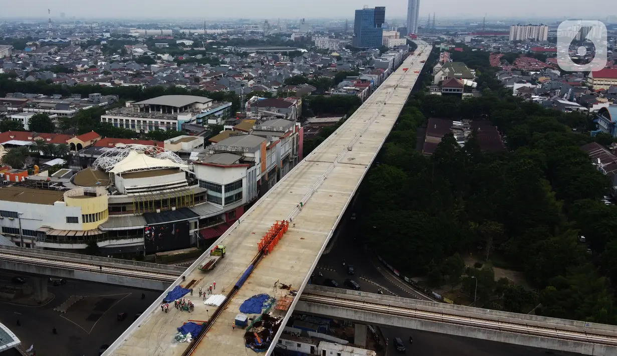 Pembangunan Jalan Tol Layang Dalam Kota di Kelapa Gading, Jakarta, Kamis (15/10/2020). Konstruksi jalan layang sepanjang  69,77 km tersebut akan terintegrasi dengan transportasi umum Bus Rapid Transit (BRT) diharapkan dapat membantu mengurai kemacetan di dalam kota. (merdeka.com/Imam Buhori)