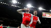 Striker Arsenal, Olivier Giroud (kiri) usai mencetak gol ke gawang Sunderland, pada laga lanjutan Premier League, di Emirates, Sabtu (5/11/2015). (AFP/Ikimages)