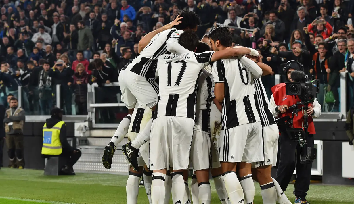 Para pemain Juventus merayakan gol pada pertandingan liga Italia Seri A, di Stadion Juventus, Turin, Italia (29/10). Juventus berhasil menang dikandang sendiri dengan skor 2-1 atas Napoli. (AFP/Giuseppe Cacace)