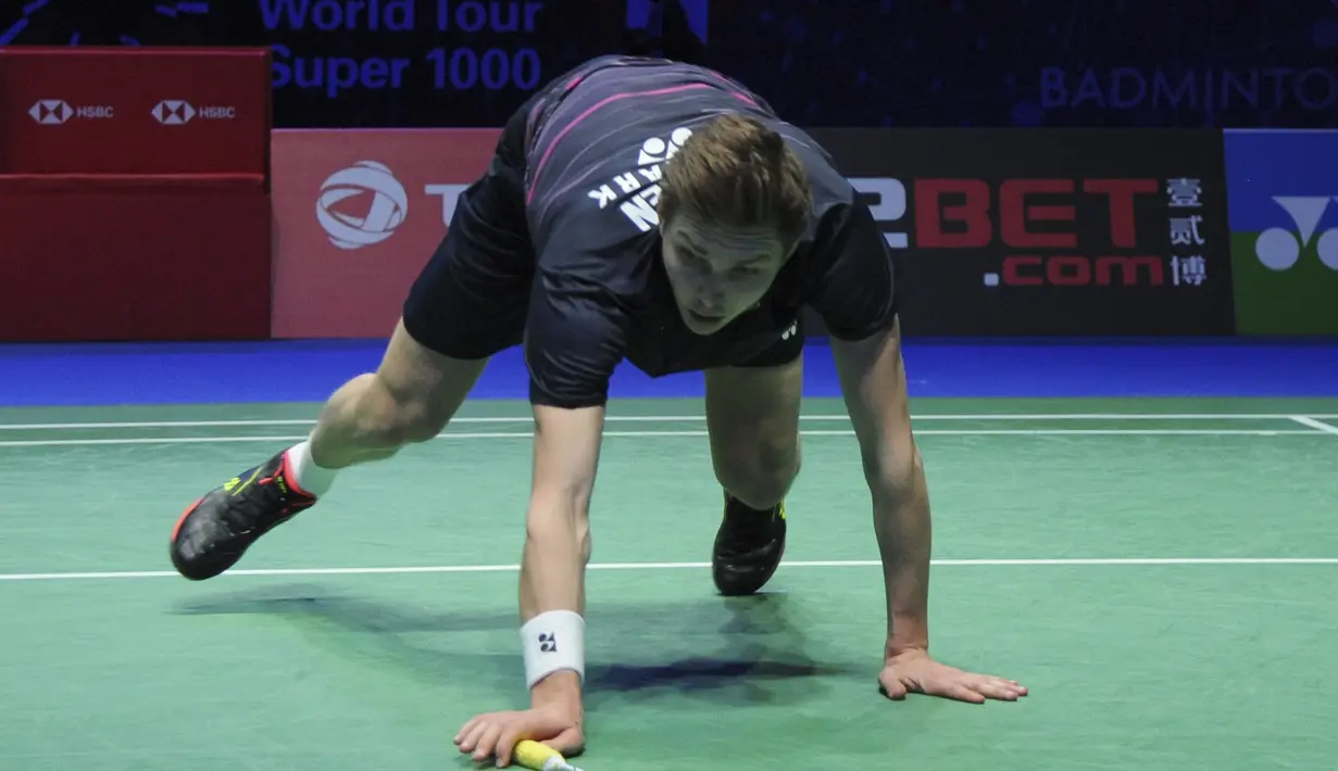 2. Viktor Axelsen - Tunggal putra nomor satu Denmark tersebut harus jatuh bangun saat melawan tungga putra asal Tiongkok, Shi Yuqi di semifinal All England 2019. (AP Newsroom)