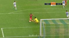 Guangzhou R&F menjadi korban dari penampilan memukau bintang Shanghai SIPG, Wu Lei. Tuan rumah unggul dua gol saat pertandingan be...