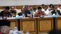 Ketua KPU Juri Ardiantoro (kedua kiri) dan Ketua DKPP Jimly Asshiddiqie (kanan) melakukan Rapat dengan Pansus RUU Pemilu di Komplek Parlemen, Senayan, Jakarta, Rabu (7/12) Rapat mengenai Rancangan UU Pemilu. (Liputan6.com/Johan Tallo)