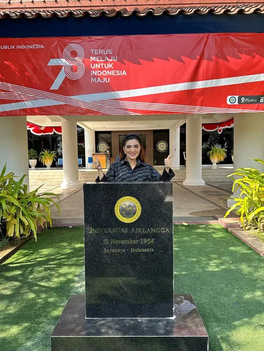 Istri Anang Hermansyah itu membagikan beberapa potret di kampus Unair bersama sang suami hingga beberapa rekannya. [Instagram/ashanty_ash]