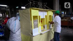 Menjelang perayaan Imlek 2576 Kongzili, para perajin barang-barang replika yang terbuat dari kertas untuk keperluan sembahyang dibanjiri pesanan. (Liputan6.com/Herman Zakharia)