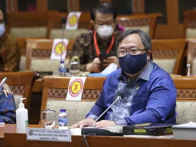 Menteri Riset dan Teknologi Bambang Brodjonegoro menghadiri  rapat kerja di ruang rapat Komisi XI DPR RI, kompleks parlemen, Jakarta, Rabu (3/2/2021). Rapat kerja ini membahas hasil riset dan inovasi dalam rangka Pengendalian Covid-19 dan membahas vaksin Merah Putih. (Liputan6.com/Angga Yuniar)