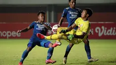 Pemain Persib Bandung, Frets Butuan (tengah) dan Febri Hariyadi berebut bola dengan kiper PS Sleman, Ega Rizky Pramana dalam laga leg pertama semifinal Piala Menpora 2021 di Stadion Maguwoharjo, Sleman, Jumat (16/4/2021). Persib menang 2-1 atas PS Sleman.