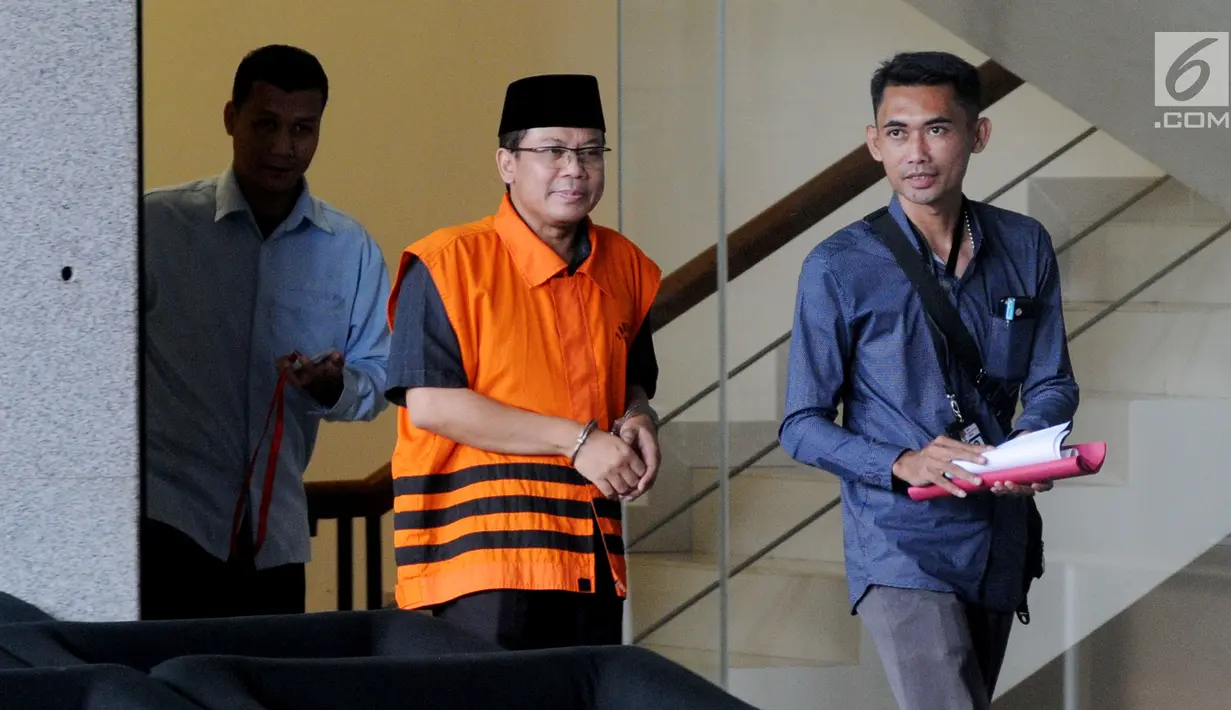 Mantan Wakil Ketua DPR Bidang Keuangan Taufik Kurniawan usai menjalani pemeriksaan lanjutan di Gedung KPK, Jakarta, Kamis (3/1). Taufik diduga menerima suap terkait DAK Kabupaten Kebumem TA 2016. (Merdeka.com/Dwi Narwoko)