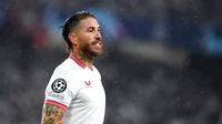 Pemain Sevilla, Sergio Ramos, saat melawan Arsenal pada laga Liga Champions di Stadion Ramon Sanchez Pizjuan, Rabu (25/10/2023). (AFP/Jorge Guerrero)