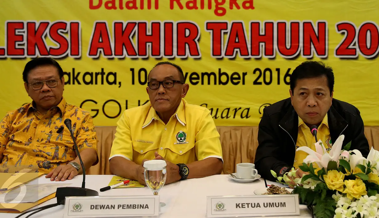 Ki-ka: Agung Laksono, Aburizal Bakrie dan Setya Novanto saat Dialog Internal Partai Golkar, Jakarta, Kamis (10/11). Golkar memastikan tetap mendukung kebijakan Pemerintahan Jokowi dan tetap mendukung Ahok di Pilkada DKI Jakarta.(Liputan6.com/Johan Tallo)