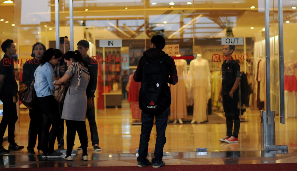 Sebuah ruangan di lantai 2 pusat perbelanjaan Pondok Indah Mall (PIM) I, Jakarta terbakar, Senin (20/4/2015). Tampak, salah satu pertokoan di Pondok Indah Mall 1 Jakarta terlihat tutup lebih awal. (Liputan6.com/Helmi Fithriansyah)