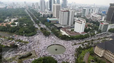 Tampak dari Gedung Indosat, ribuan ormas Islam memadati kawasan Bundaran Patung Kuda, Jakarta, Jumat (4/11). Massa berkumpul untuk melakukan aksi di depan Istana Negara menuntut penegakan hukum kasus dugaan penistaan agama. (Liputan6.com/Fery Pradolo)