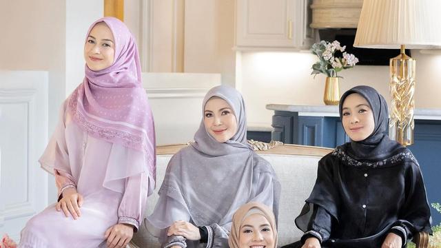 7 Gaya Pemotretan Natasha Rizky dengan Geng Artisnya, Banjir Pujian