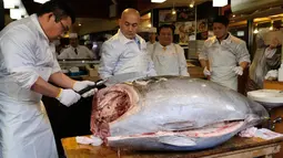 Pekerja restoran susi ternama Jepang memotong ikan tuna sirip biru seberat 278 kg di restoran mereka, Tokyo, Sabtu (5/1). Ikan tuna raksasa itu telah memecahkan rekor penjualan tertinggi, dengan dibeli seharga $ 3,1 juta (Rp43,4 miliar). (Kazuhiro NOGI/AF