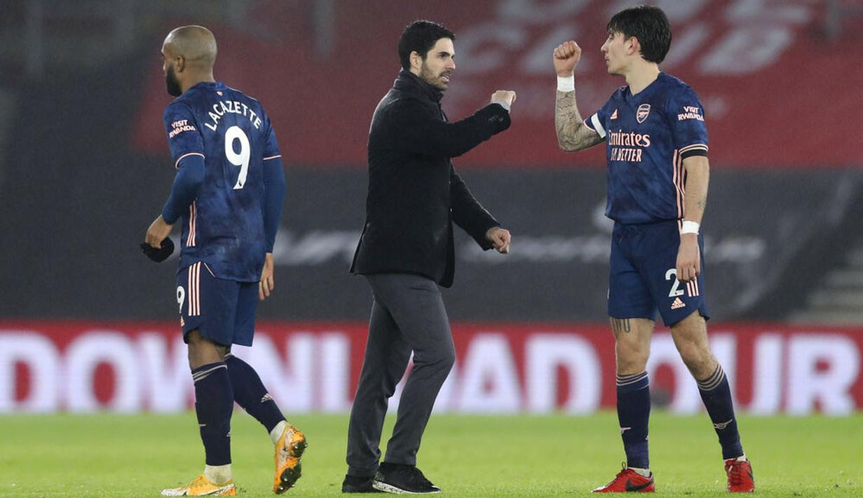Pelatih Arsenal, Mikel Arteta, merayakan kemenangan bersama Hector Bellerin usai melawan Southampton pada laga Liga Inggris di Stadion St Mary, Selasa (26/1/2021). Arsenal menang dengan skor 3-1. (AP/Frank Augstein, Pool)