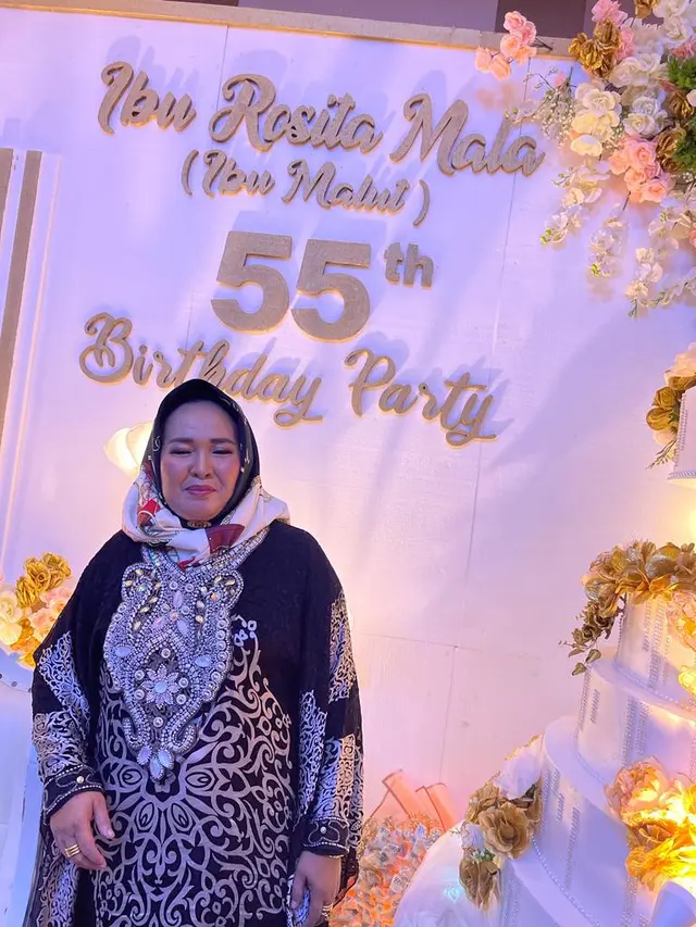 Dewi Perssik dan Indah Sari tampil menyanyi di acara ulang tahun Rosita Mala ke 55 tahun (https://www.instagram.com/p/Ce_z_QmvPvX/)