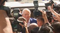 Najib Razak, eks PM Malaysia hari ini mendatangi komisi pemberantasan korupsi Malaysia. Ia diperiksa dalam dugaan korupsi dan pencucian uang dana 1MDB.