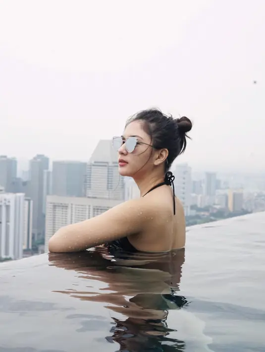 Beberapa waktu lalu, Jessica Mila mengunggah saat ia berenang. Gadis cantik ini terlihat dengan memamerkan punggungnya. (Foto: instagram.com/jscmil)