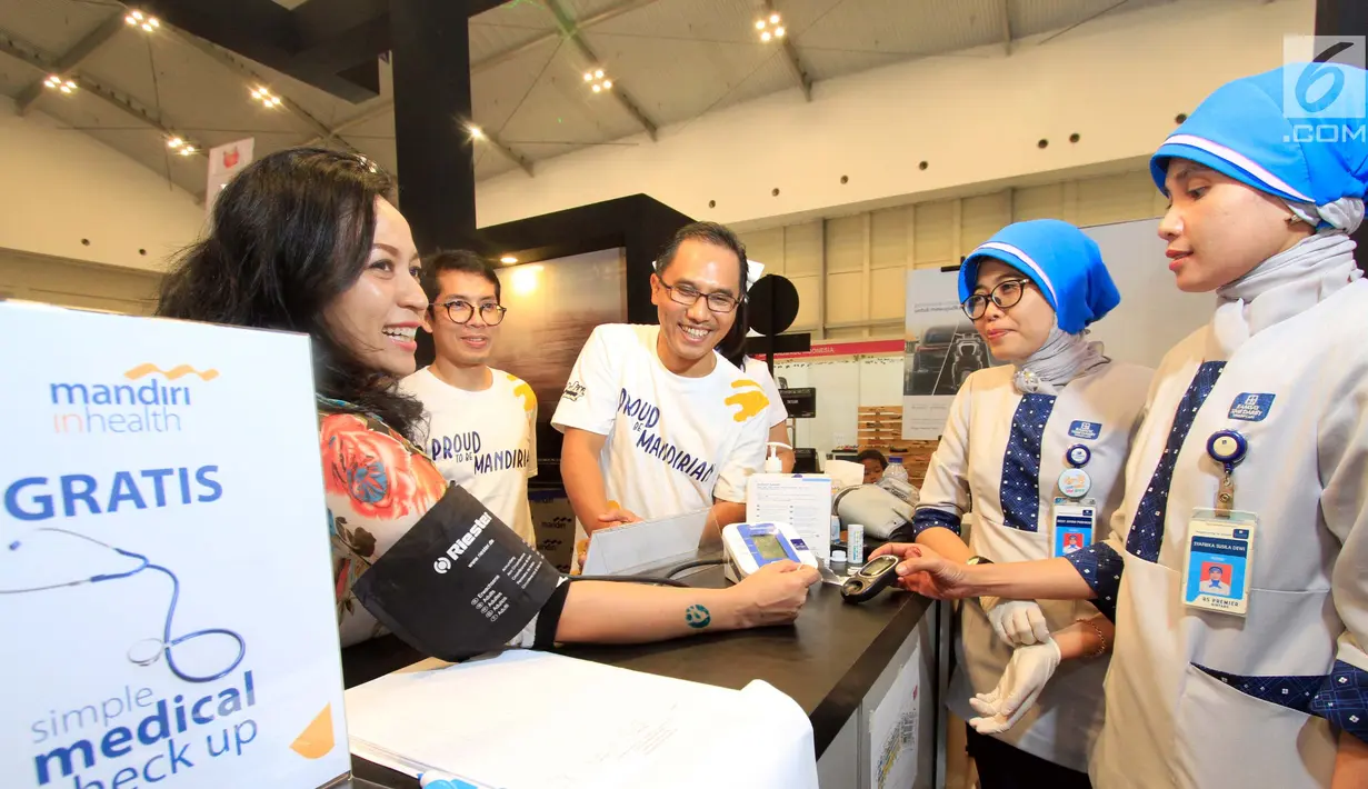 Direktur Utama Mandiri Inhealth Iwan Pasila (tengah) meninjau pemeriksaan kesehatan gratis di Mandiri Pekan Raya Indonesia 2017, ICE BSD, Sabtu (21/10). Mandiri Inhealth gencar mempromosikan pola hidup sehat sesuai dengan konsep promotif. (Liputan6.com)