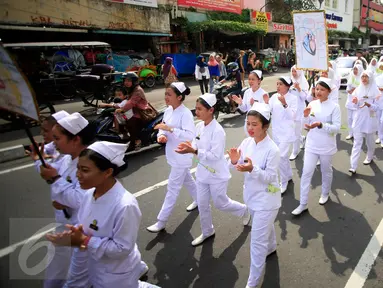 Sejumlah peserta mengikuti pawai memperingati Hari Perawat Sedunia atau International Nurse Day di sepanjang Jalan Malioboro, Yogyakarta, Minggu (15/5). Pawai tersebut diikuti oleh sejumlah sekolah tinggi kesehatan di Jogja. (Liputan6.com/Boy Harjanto)