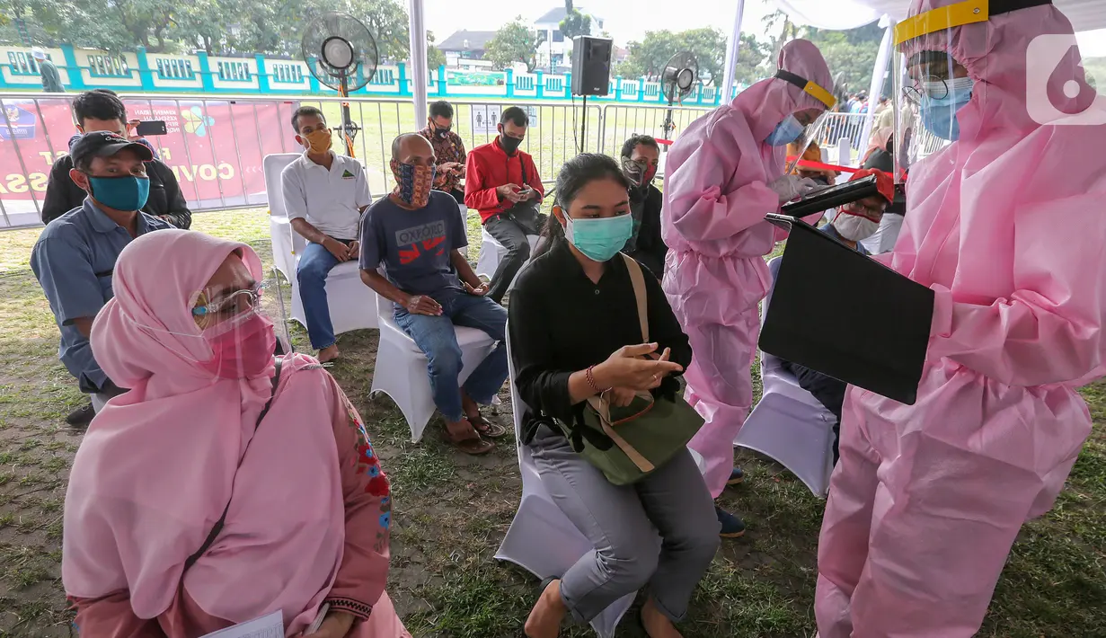 Tenaga medis mendata warga saat rapid test dan swab test massal Badan Intelijen Negara (BIN) di lapangan Kecamatan Pamulang, Tangerang Selatan, Kamis (2/7/2020). Dengan adanya rapid test yang digelar BIN, Pemkot Tangsel dapat melakukan tracking dan tracing lebih cepat. (Liputan6.com/Fery Pradolo)