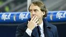 Tim Azzurri sebenarnya lebih mendominasi jalannya laga dengan  penguasaan bola mencapai 66 persen juga dalam hal tembakan terarah ke gawang lawan 5 berbanding 2. Namun sayang, tim asuhan Roberto Mancini ini tumpul di lini depan. (AFP/Alberto Pizzoli)