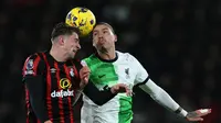 Pemain Liverpool, Darwin Nunez (kanan) berduel udara dengan pemain Bournemouth, Illia Zabarnyi pada laga lanjutan Liga Inggris 2023/2024 di Vitality Stadium, Bournemouth, Inggris, Minggu (21/01/2024) waktu setempat. (AFP/Adrian Dennis)