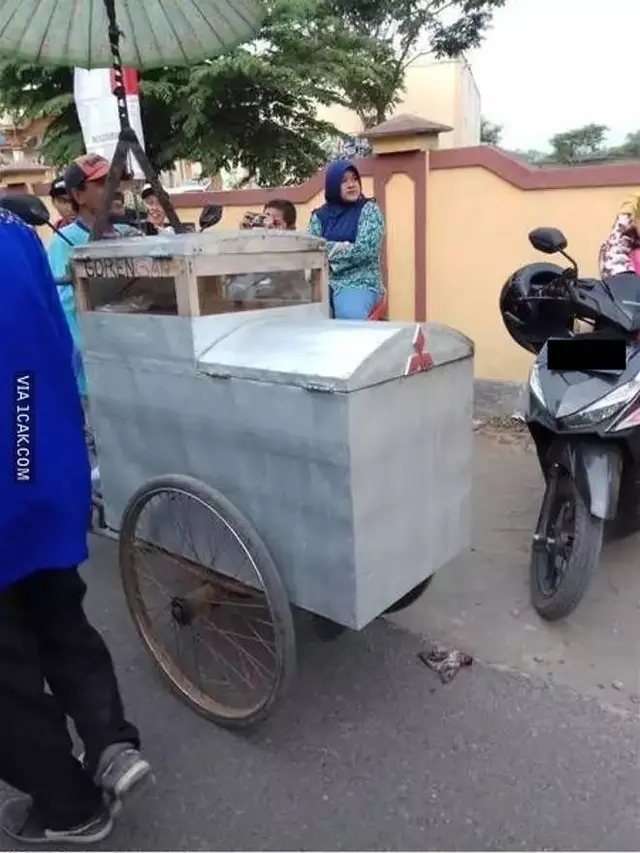 9 Potret Nyeleneh Desain Gerobak Jualan, Bentuknya Mirip Bus