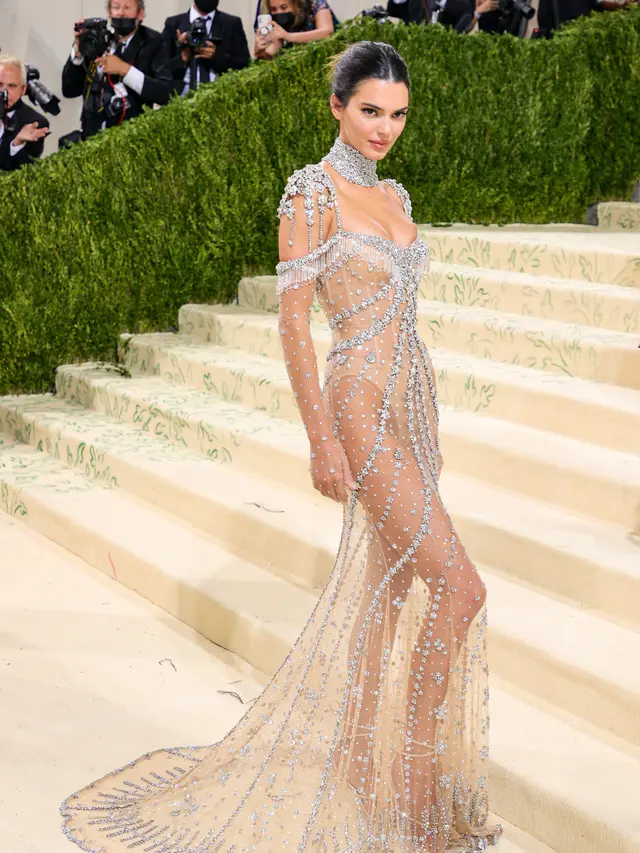 Kendall Jenner dalam balutan gaun Givenchy Haute Couture di Met Gala 2021