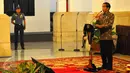 Presiden Joko Widodo memberi keterangan saat melakukan pertemuan dengan pelaku industri jasa keuangan di Istana Negara, Jakarta, Jumat (13/1). Jumlah UMKM di Indonesia terbilang cukup besar, yaitu lebih dari 50 juta UMKM. (Liputan6.com/Angga Yuniar)