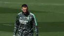 Pemain Real Madrid Karim Benzema menjalani sesi latihan di kompleks latihan Ciudad Real Madrid, Valdebebas, Madrid, Spanyol, 14 Maret 2023. Real Madrid akan menghadapi Liverpool pada pertandingan sepak bola leg kedua babak 16 besar Liga Champions. (PIERRE-PHILIPPE MARCOU/AFP)