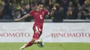 Gelandang Timnas Indonesia, Evan Dimas, mengontrol bola saat melawan Malaysia pada semifinal SEA Games di Stadion Shah Alam, Selangor, Sabtu (26/8/2017). Indonesia kalah 0-1 dari Malaysia. (Bola.com/Vitalis Yogi Trisna)