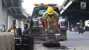 Petugas menambal lubang pada jalan yang rusak di kawasan Jatinegara, Jakarta, Kamis (7/2). Musim hujan yang mengguyur Jakarta selama beberapa waktu terakhir meninggalkan kerusakan pada sejumlah ruas jalan di Ibukota. (Liputan6.com/Immanuel Antonius)