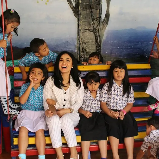 Yuni Shara bersama murid-murid sekolahnya. (Foto: Instagram/cahayapermataabdi)