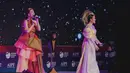 Mawar pun tampil bersama penyanyi Lea Simanjuntak pada malam pembukaan tersebut.  [@mawar_eva]