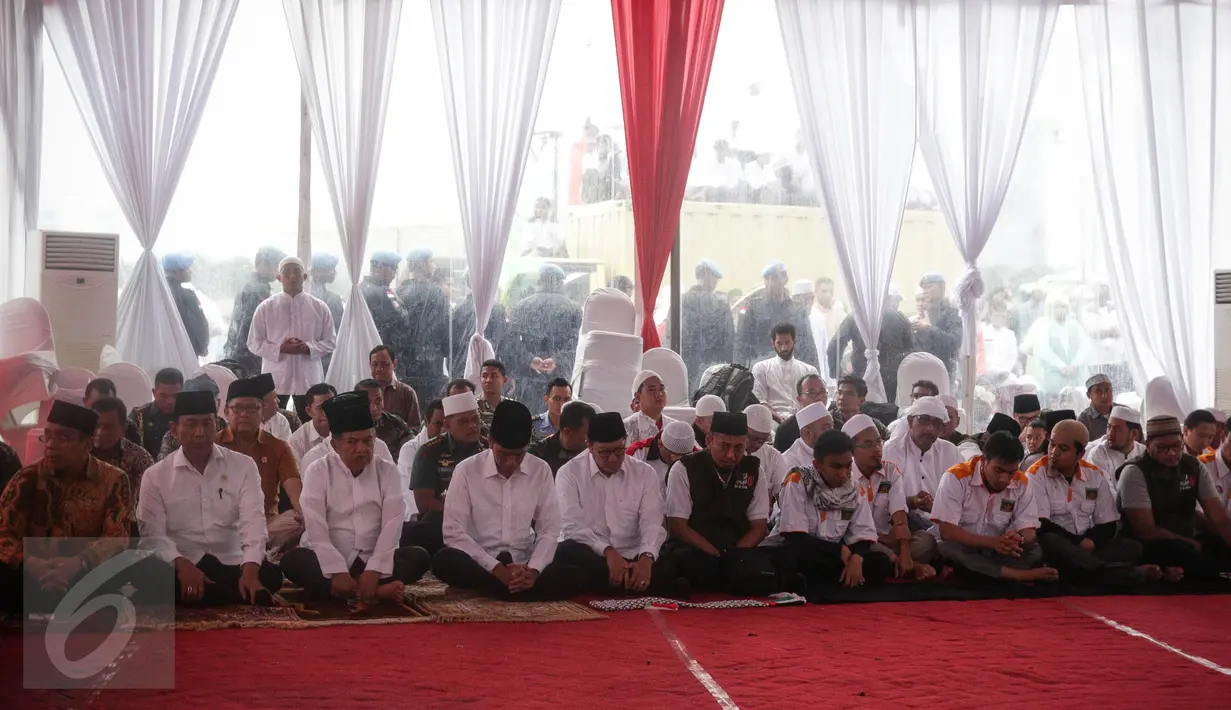 Presiden Joko Widodo dan Wapres Jusuf Kalla berserta Menkopolhukam Wiranto, Panglima Jendral TNI Gatot Nurmanyto, Menteri Agama Lukman Hakim saat mendengarkan ceramah saat melaksanakan salat Jumat di Monas, Jakarta (2/12). (Liputan6.com/Faizal Fanani)