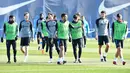 Para pemain Barcelona tiba menghadiri sesi latihan di tempat latihan Joan Gamper di Sant Joan Despi, dekat Barcelona, pada 15 Februari 2023. Barcelona akan bertanding melawan wakil Inggris, Manchester United pada Babak playoff knockout Liga Europa 2022-2023 di Stadion Spotify Camp Nou. (AFP/Pau Barrena)