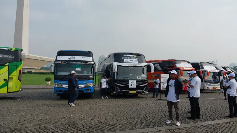 Menteri BUMN Erick Thohir memberangkatkan puluhan ribu peserta mudik gratis BUMN, di Monumen Nasional, Jakarta, Jumat (5/4/2024). (Arief/Liputan6.com)