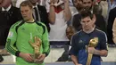 Lionel Messi (kanan) tertunduk lesu usai mendapat trofi Golden Ball di Piala Dunia 2014, Brasil, Senin (14/7/14). (AFP PHOTO/Juan Mabromata)