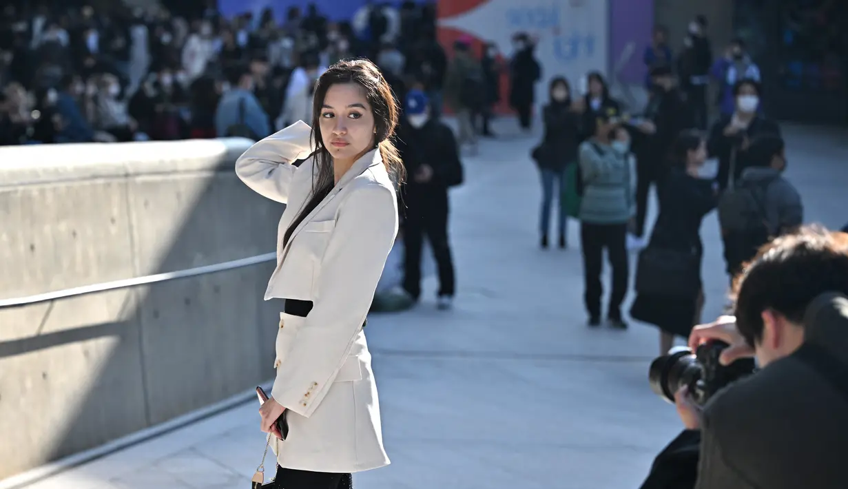 Seorang peserta berpose untuk foto selama Seoul Fashion Week Spring/Summer 2023 di Dongdaemun Design Plaza di Seoul pada 12 Oktober 2022. Peragaan busana ini dimulai pada 11 Oktober 2022 selama lima hari. (AFP/Jung Yeon-je)