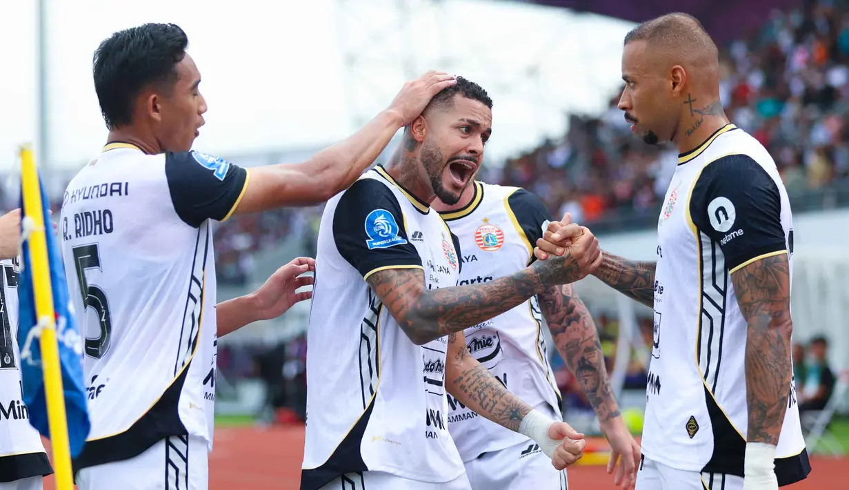 Pemain Persija merayakan gol yang dicetak Emaxwell Souza De Lima (tengah) saat melawan Persita pada pertandingan pekan ke-19 BRI Super League 2025/2026 di Indomilk Arena, Tangerang, Banten, Jumat (30/1/2026). Bertandang ke markas Persita Tangerang, Persija Jakarta berhasil mengemas poin penuh. (Bola.com/M Iqbal Ichsan)