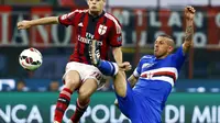 Pemain Milan Giacomo Bonaventura berebut bola dengan pemain Sampdoria Angelo Palombo (Reuters)