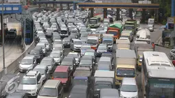 Kemacetan yang mengular di Tol Jagorawi, Jakarta, Selasa (29/11). Untuk mengurangi kepadatan, PT Jasa Marga (Persero) Tbk akan memberlakukan sistem transaksi terbuka di Jalan Tol Jagorawi mulai Juni 2017 mendatang. (Liputan6.com/Immanuel Antonius)