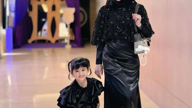6 Potret Ria Ricis Anggun dan Modis dalam Balutan Outfit Serba Hitam, Inspirasi Fashion Elegan (instagram/riaricis1795).