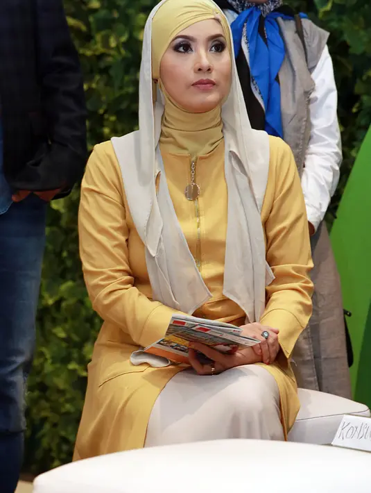 "Saat itu, diperingatkan nggak percaya, kaya udah kesirep, kena hipnotis gitu. Dia tetap banggakan dan agungkan Gatot Brajamusti, sampai keluarga dinomorduakan," kata Rency Milano kala dihubungi wartawan, Kamis (1/9). (Deki Prayoga/Bintang.com)