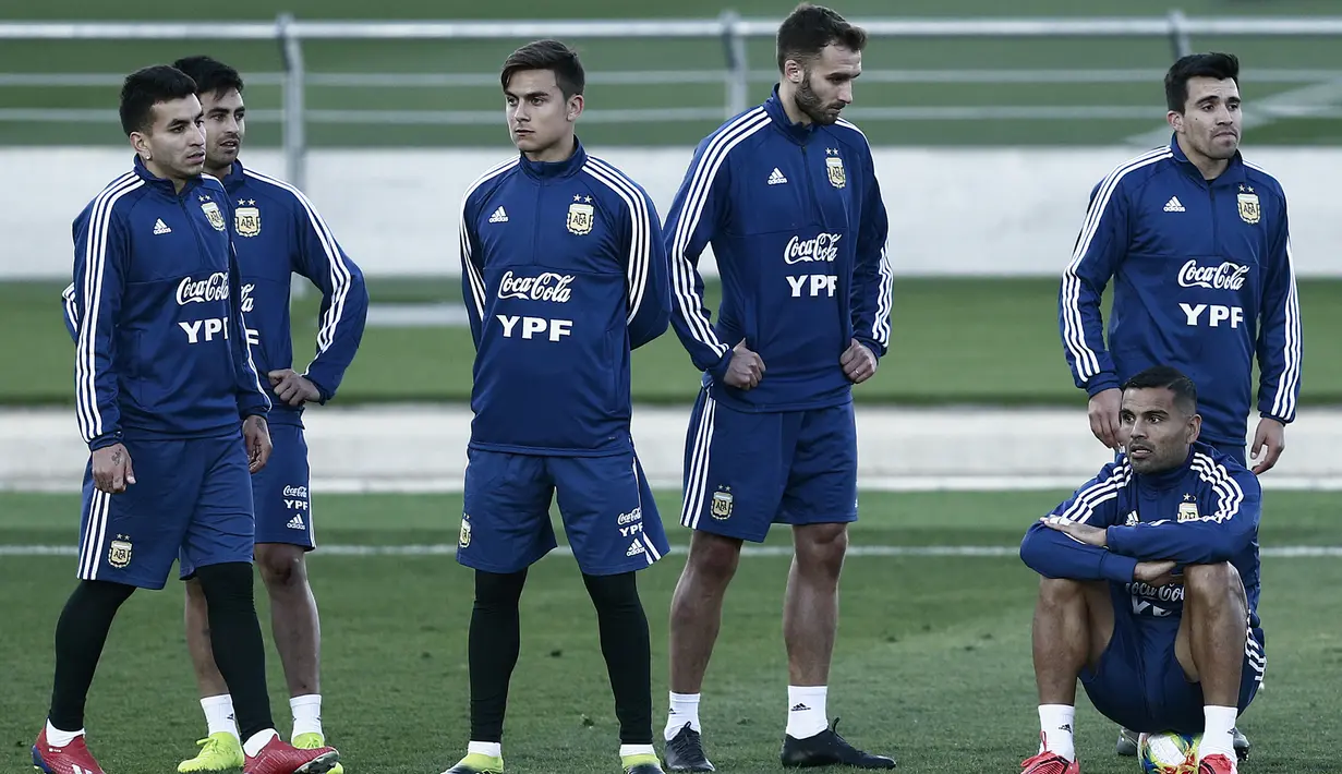 Para pemain Argentina tampak rileks saat latihan di Valdebebas, Madrid, Selasa (19/3). Latihan ini merupakan persiapan jelang laga persahabatan melawan Venezuela. (AFP/Benjamin Cremel)