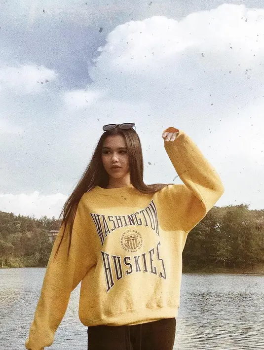 Seperti yang dilihat, sepertinya Tiana memang gemar berpenampilan sporty. Dan gayanya yang satu ini juga kereng banget. Ia mengenakan sweater berukuran oversized yang berwarna kuning dan pastinya ia terlihat ceria. (Instagram/tianamannering)
