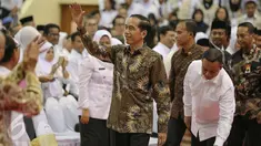 Presiden Joko Widodo (Jokowi) melambaikan tangan saat hadir dalam Peringatan Hari Guru Nasional 2015, Istora Senayan, Jakarta, Selasa (24/11). Peringatan hari guru tahun ini mengangkat tema 'Guru Mulia Karena Karya'. (Liputan6.com/Faizal Fanani)