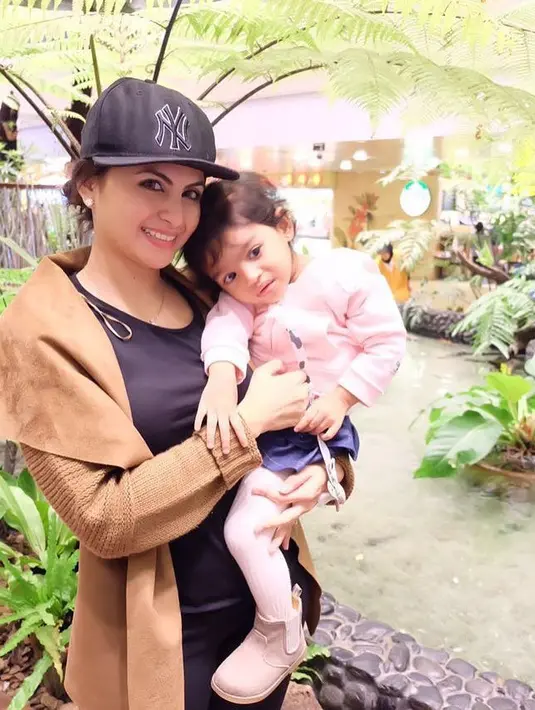 "Dia ngomong 'Asha papanya masih ada enggak?' 'Udah enggak ada, meninggal setahun yang lalu' 'Kalau misalnya kita belum berhijab, itu langkah papa nanti menuju ke surga tuh agak disusahin jalannya kalau anak perempuannya belum hijab'" lanjutnya.